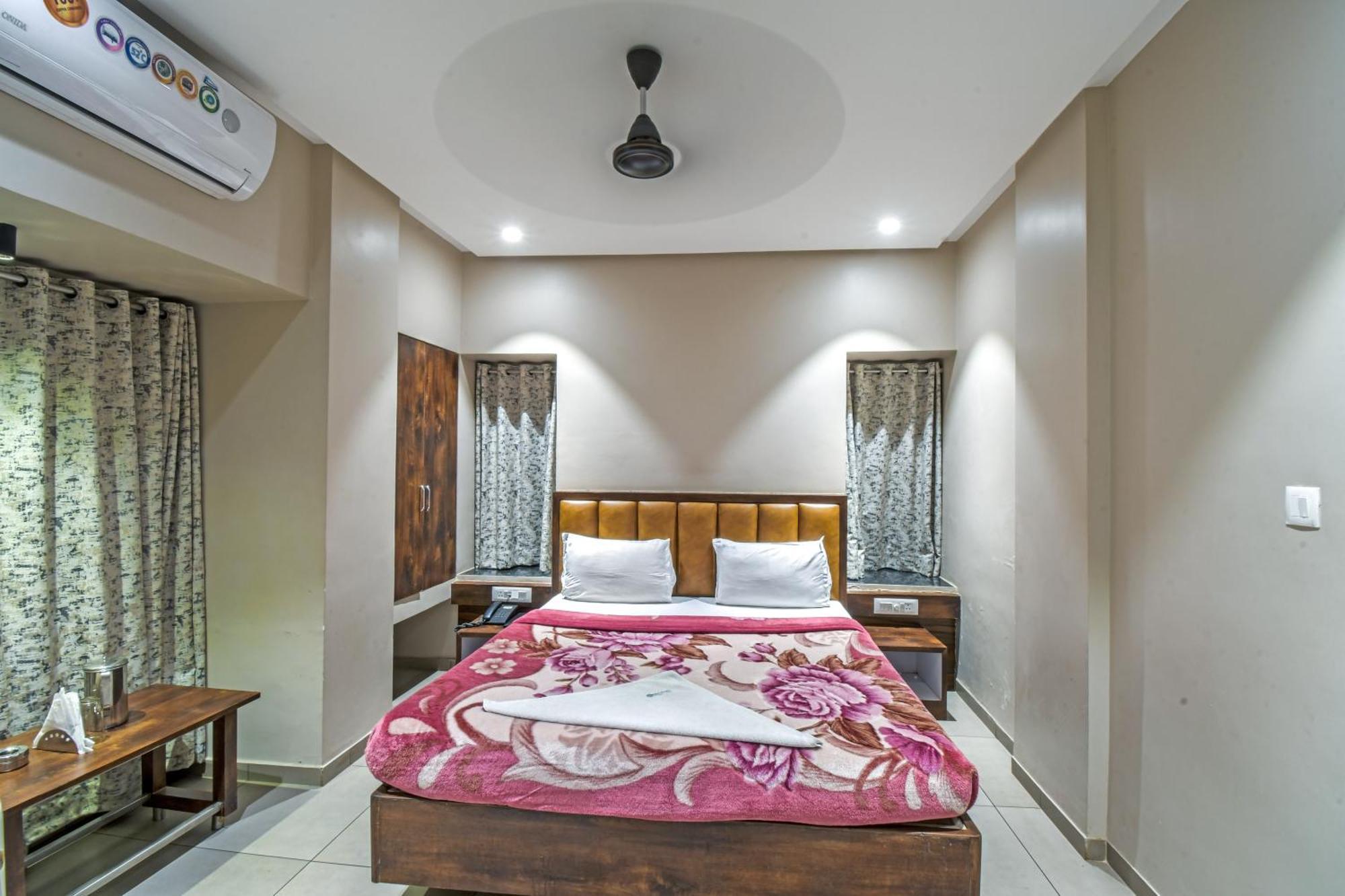 Hotel Vrindavan Deluxe Колхапур Экстерьер фото