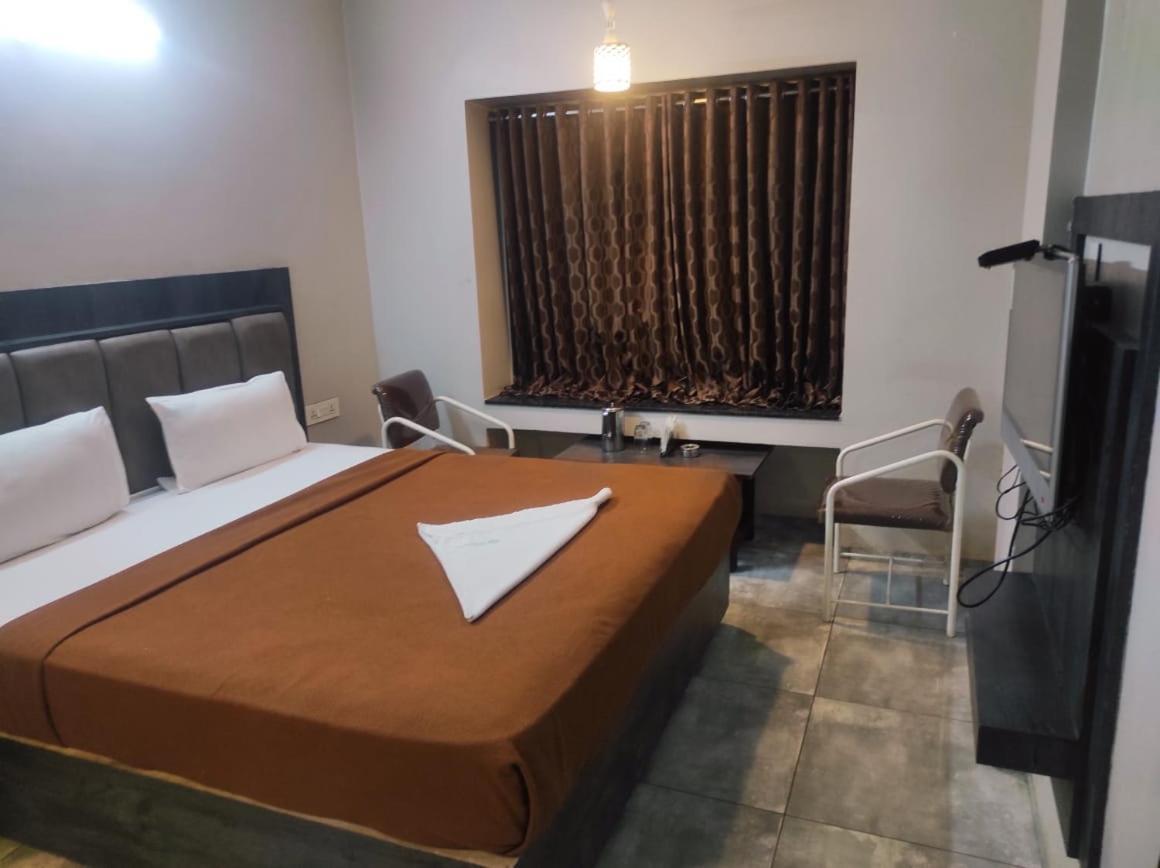 Hotel Vrindavan Deluxe Колхапур Экстерьер фото