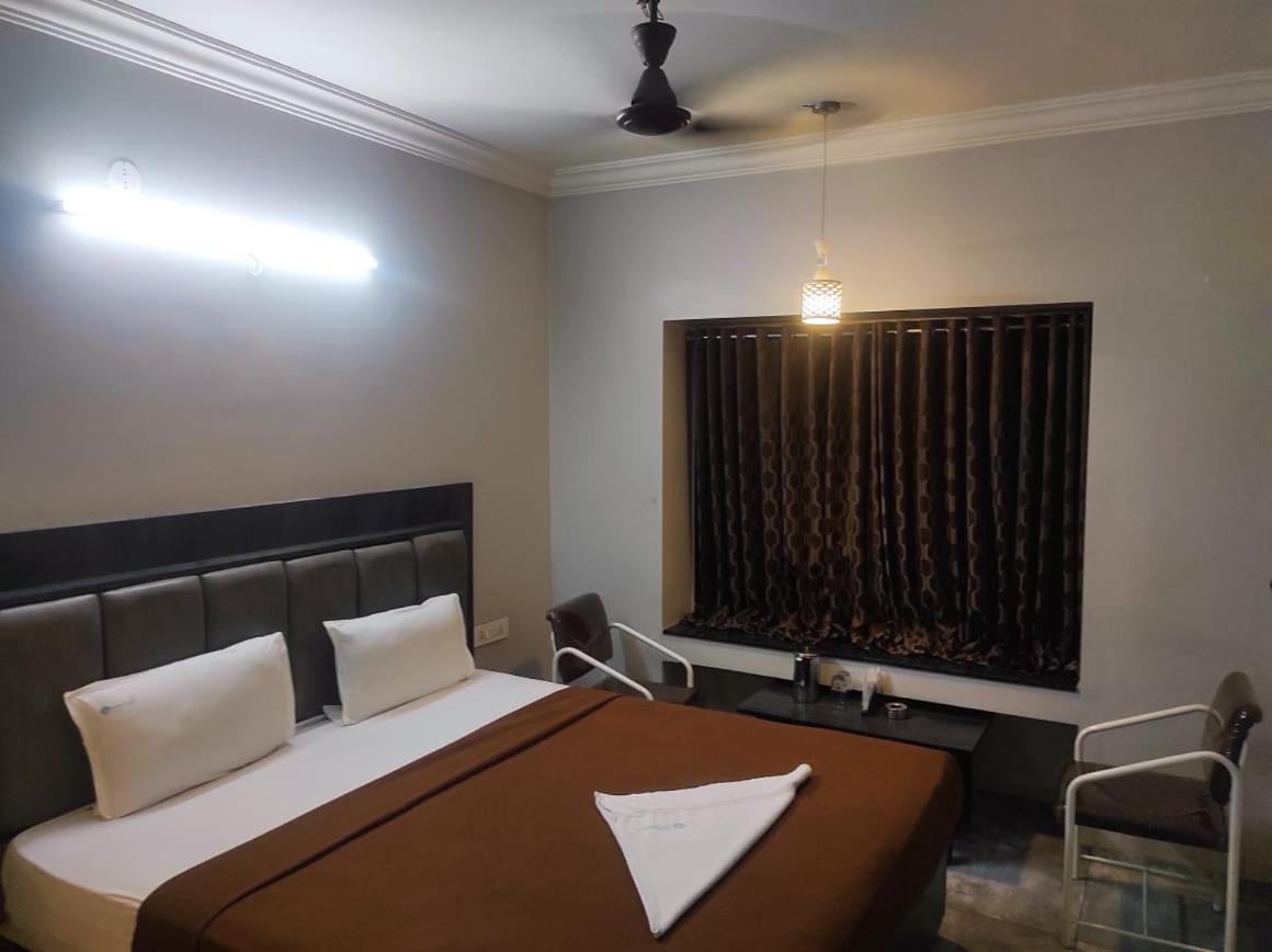 Hotel Vrindavan Deluxe Колхапур Экстерьер фото
