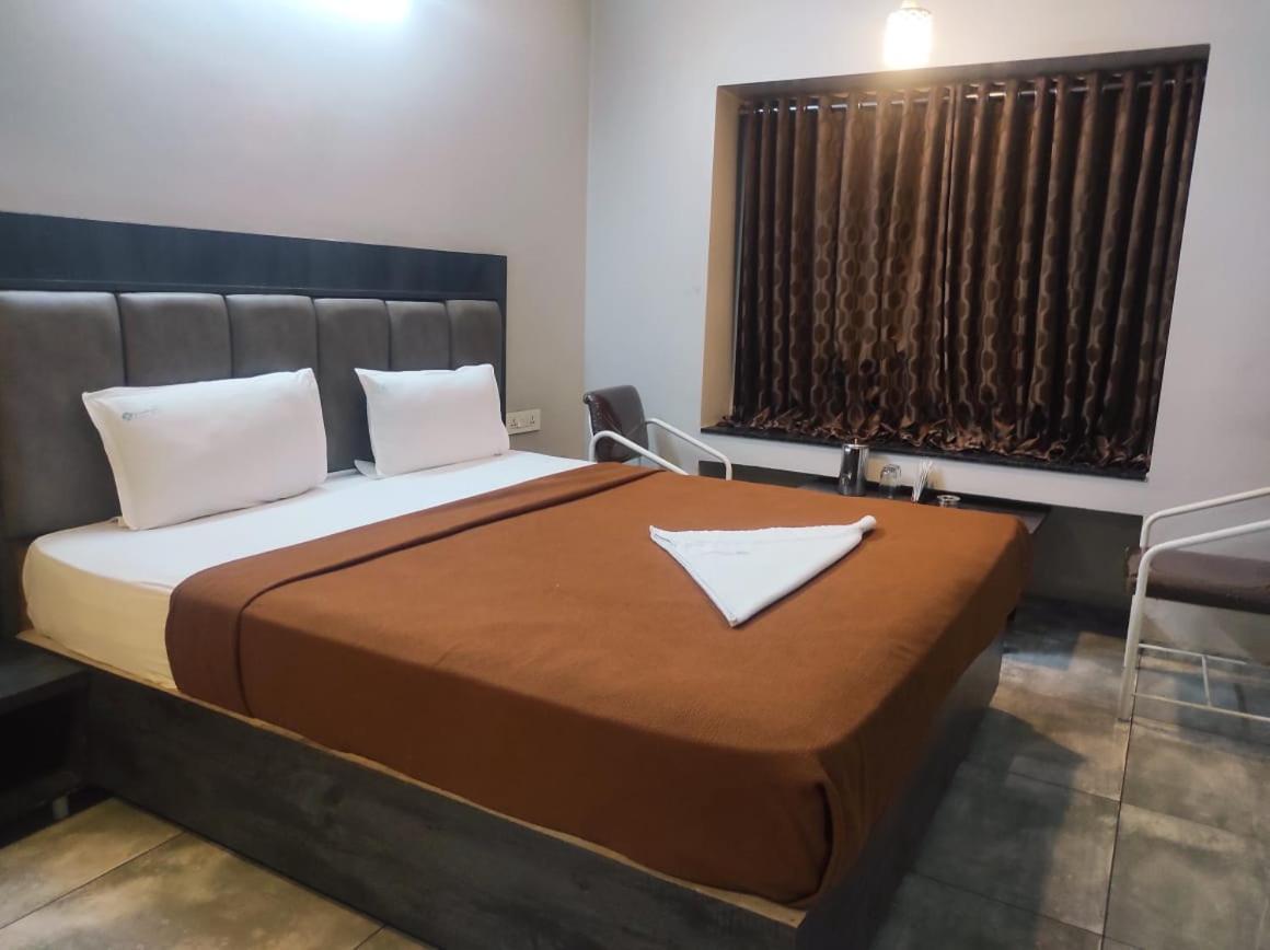 Hotel Vrindavan Deluxe Колхапур Экстерьер фото