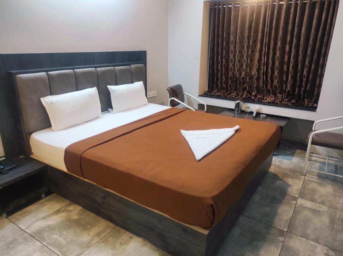 Hotel Vrindavan Deluxe Колхапур Экстерьер фото