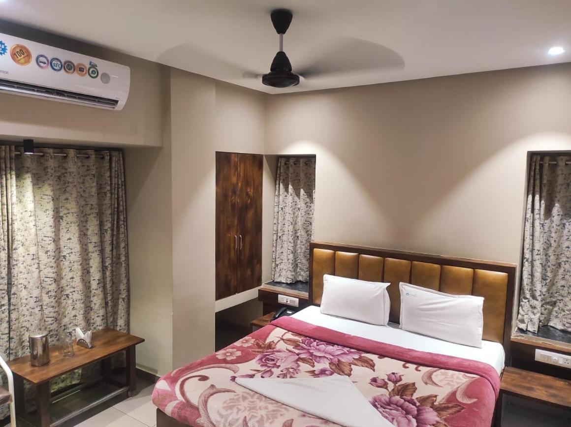 Hotel Vrindavan Deluxe Колхапур Экстерьер фото