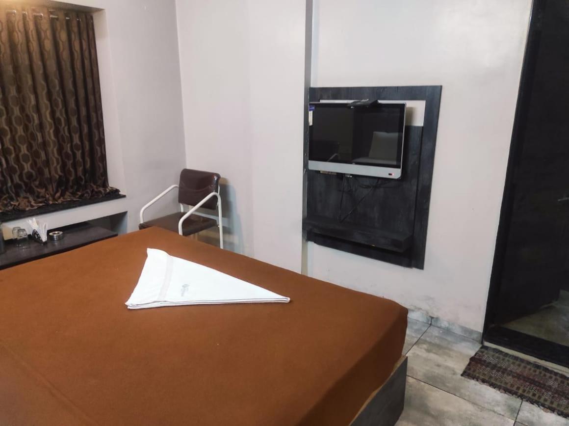 Hotel Vrindavan Deluxe Колхапур Экстерьер фото