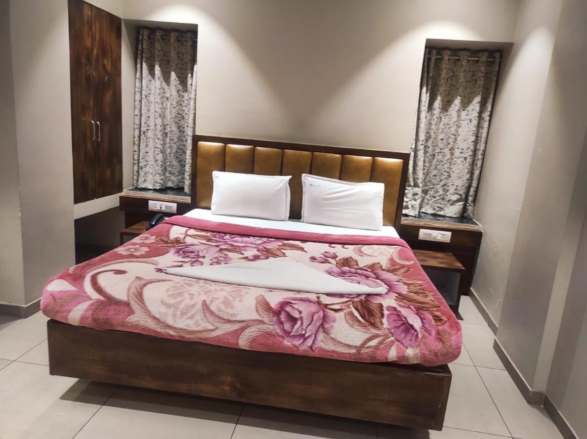 Hotel Vrindavan Deluxe Колхапур Экстерьер фото