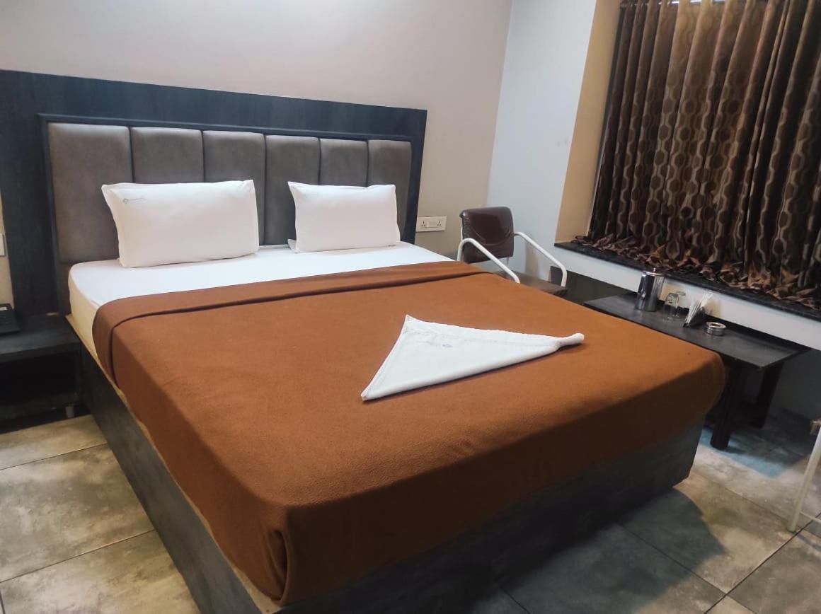 Hotel Vrindavan Deluxe Колхапур Экстерьер фото