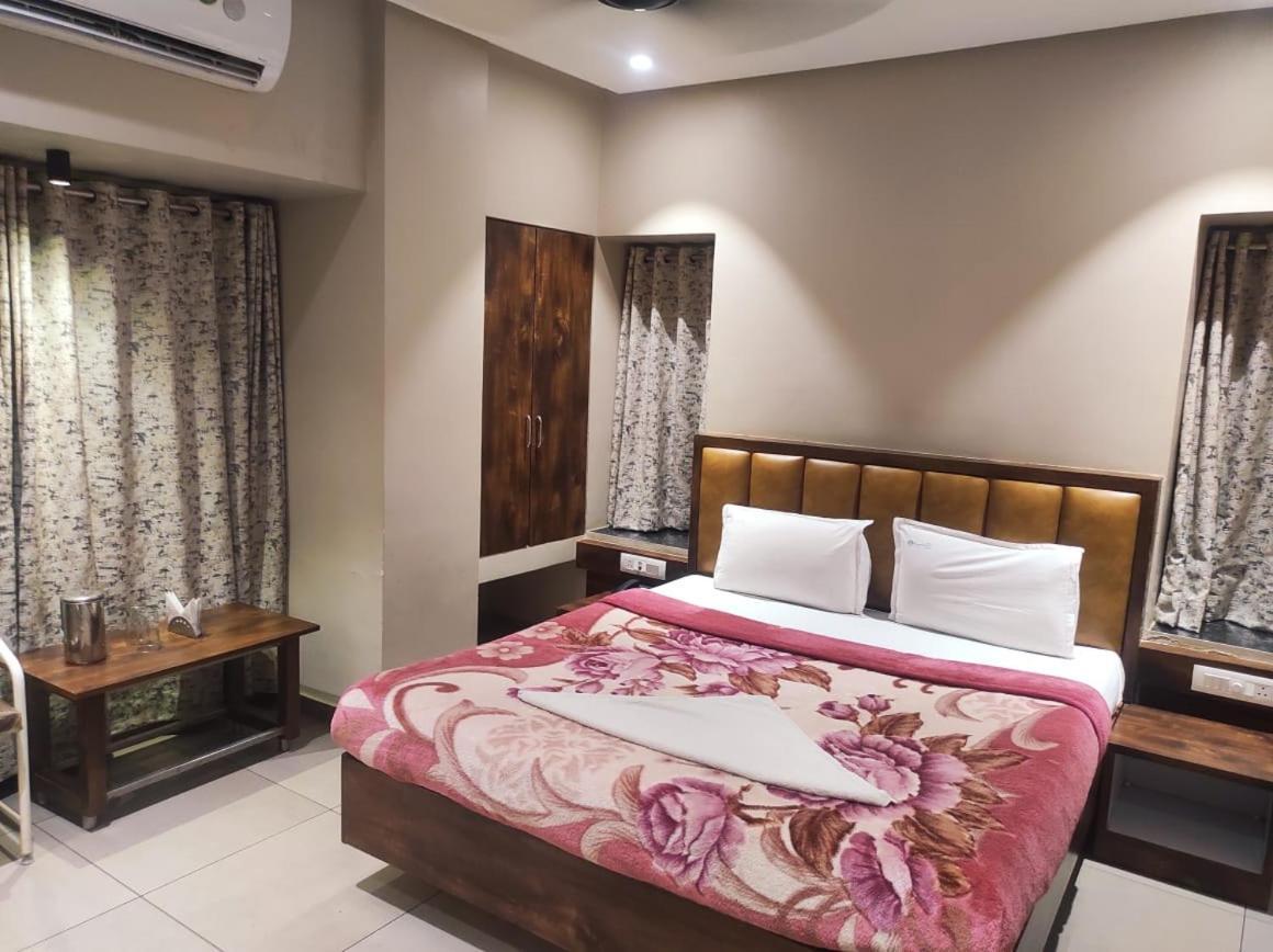 Hotel Vrindavan Deluxe Колхапур Экстерьер фото