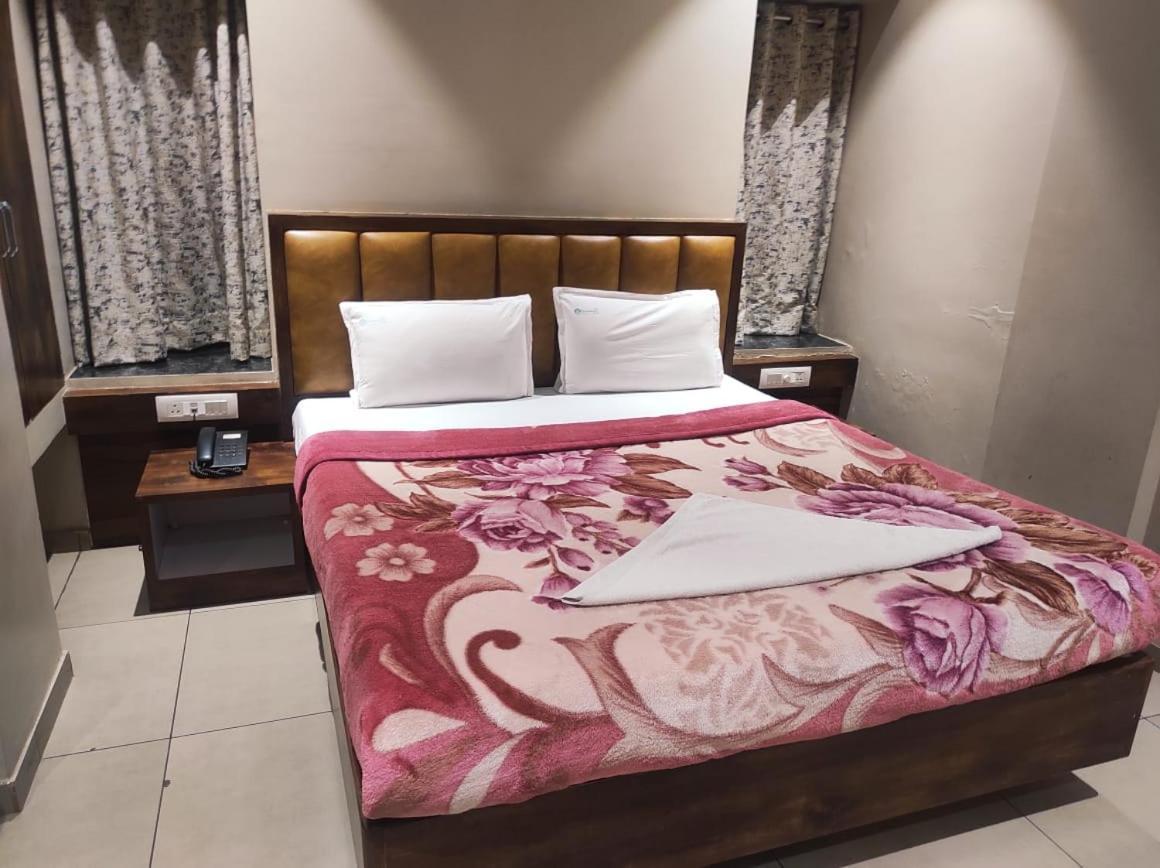 Hotel Vrindavan Deluxe Колхапур Экстерьер фото