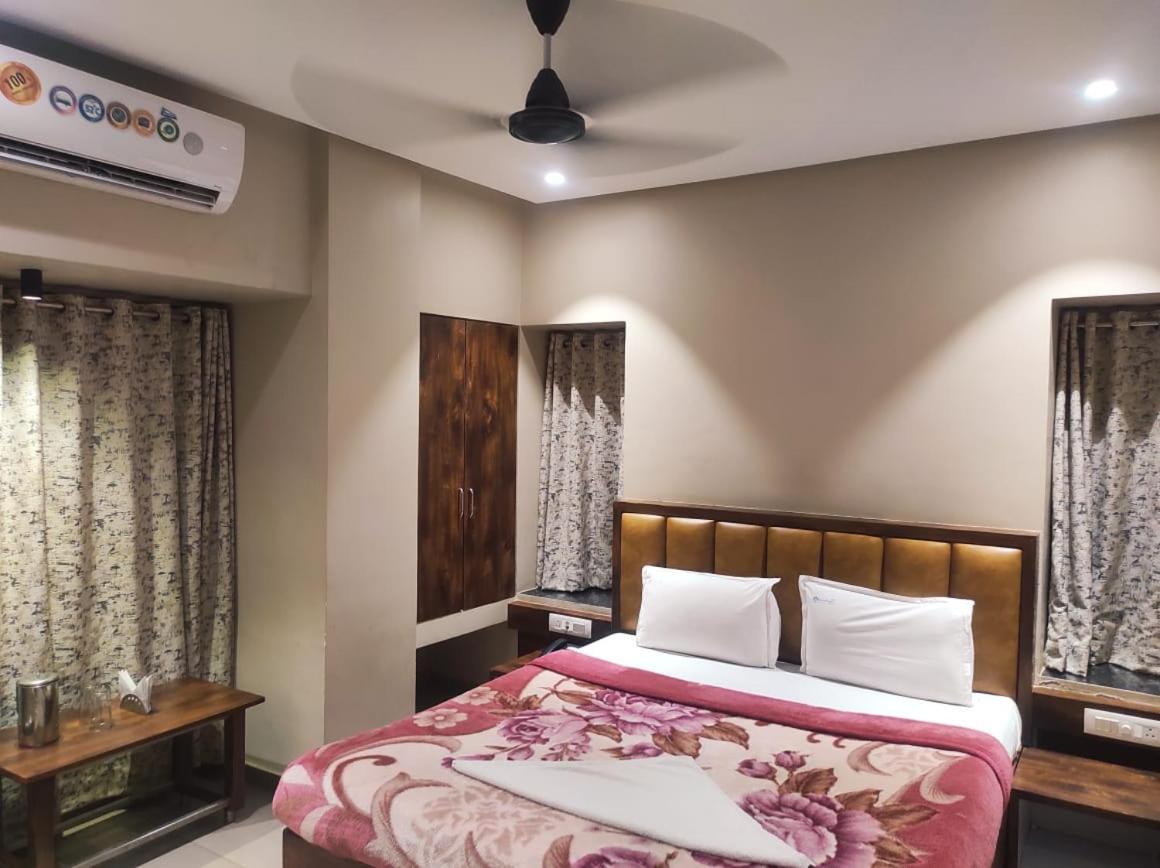 Hotel Vrindavan Deluxe Колхапур Экстерьер фото