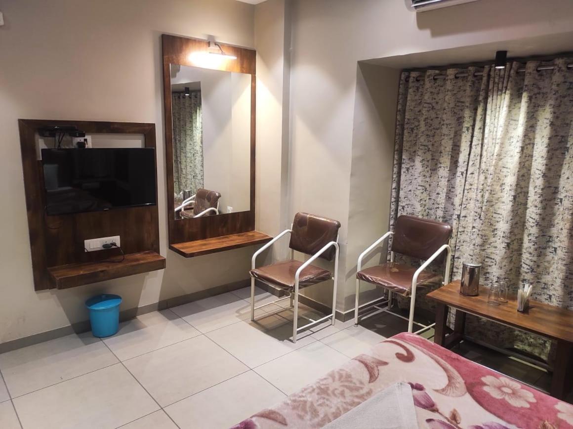 Hotel Vrindavan Deluxe Колхапур Экстерьер фото