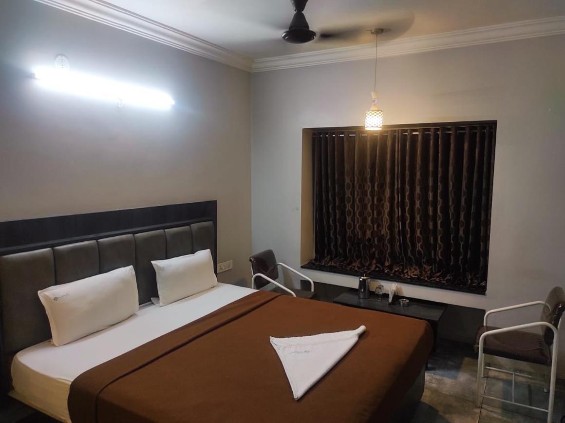 Hotel Vrindavan Deluxe Колхапур Экстерьер фото