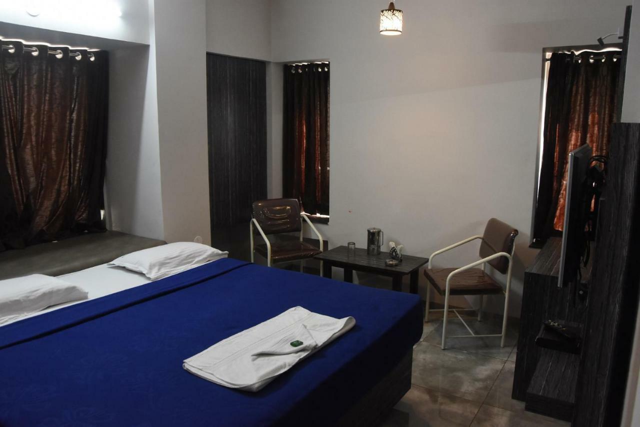 Hotel Vrindavan Deluxe Колхапур Экстерьер фото