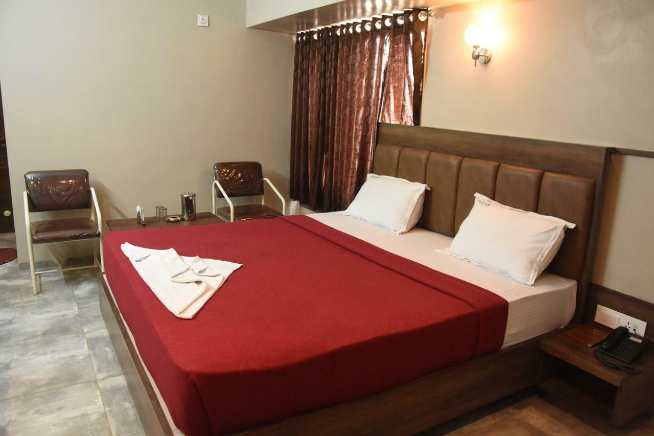 Hotel Vrindavan Deluxe Колхапур Экстерьер фото