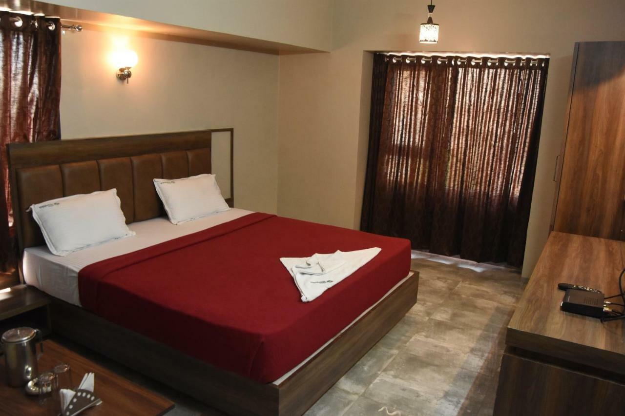 Hotel Vrindavan Deluxe Колхапур Экстерьер фото