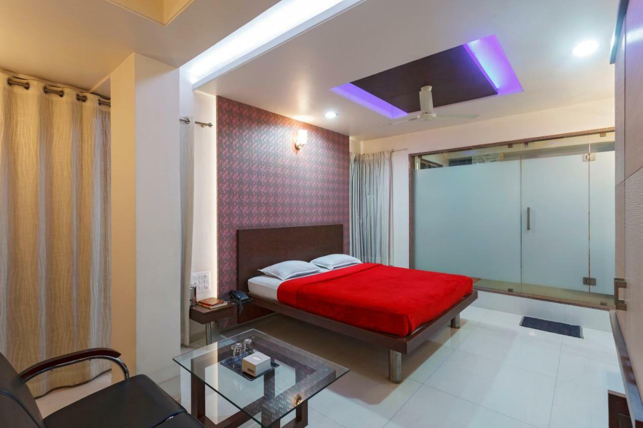 Hotel Vrindavan Deluxe Колхапур Экстерьер фото