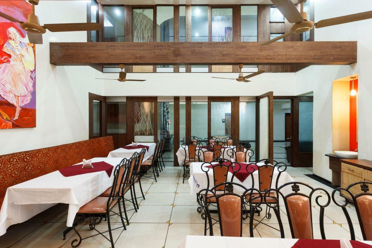 Hotel Vrindavan Deluxe Колхапур Экстерьер фото