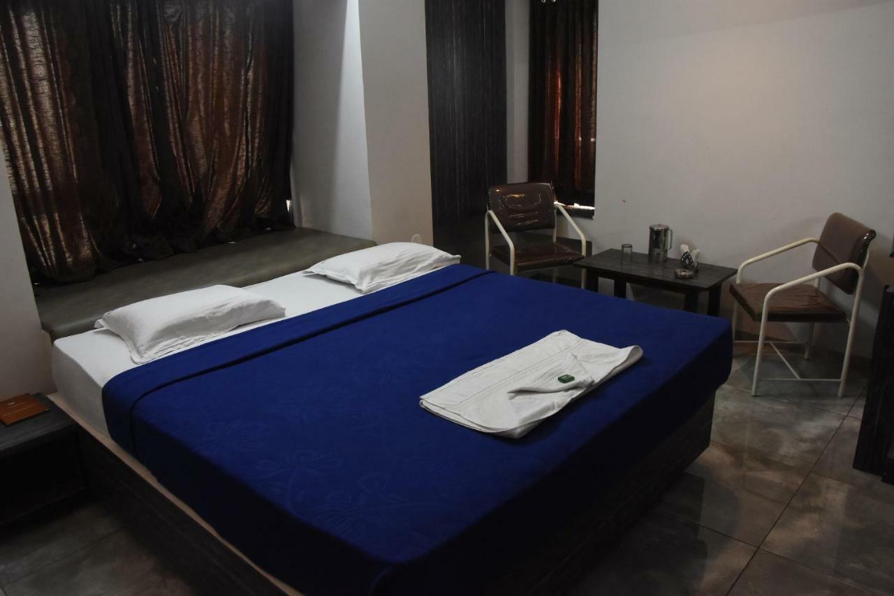 Hotel Vrindavan Deluxe Колхапур Экстерьер фото