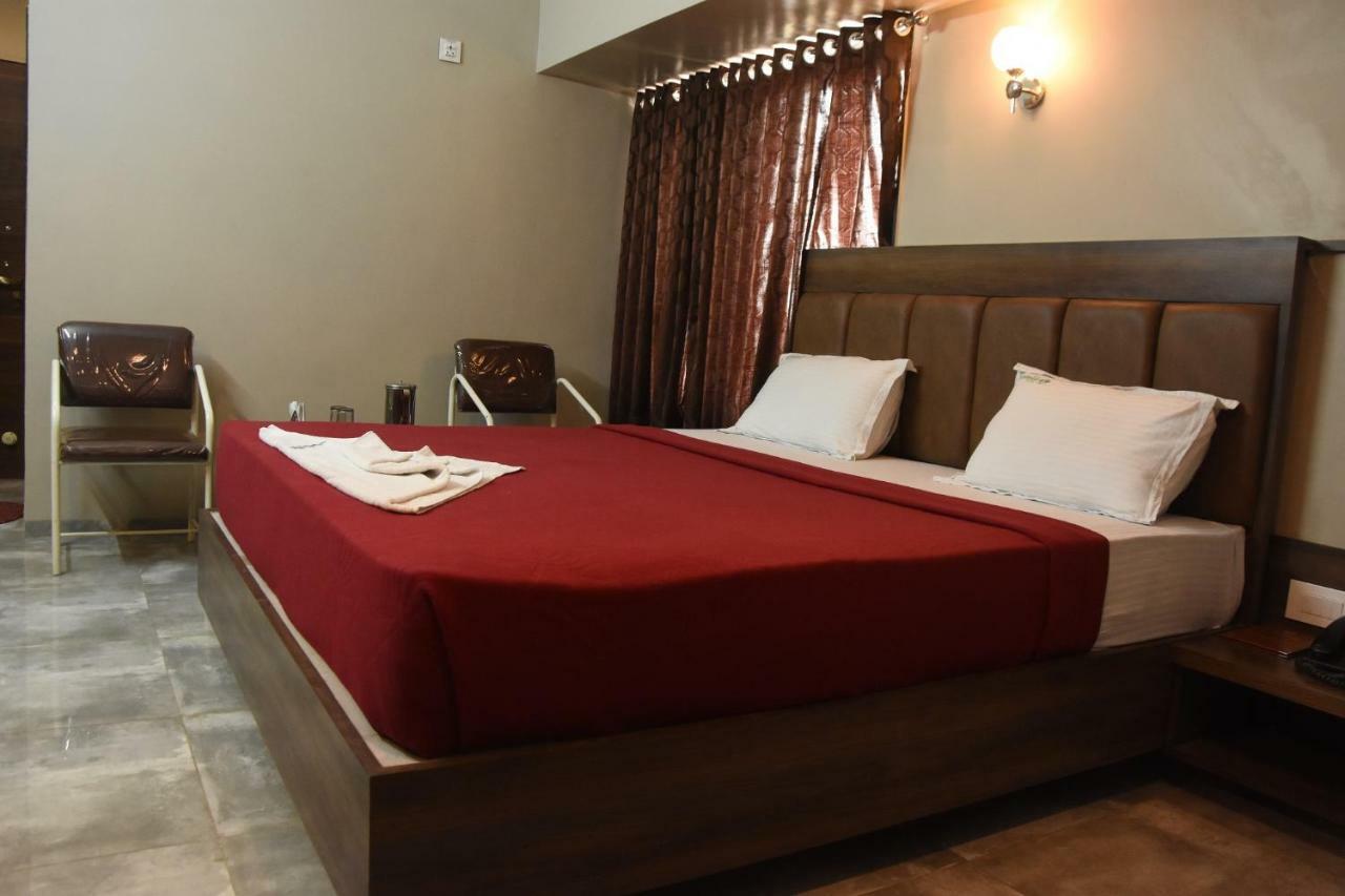 Hotel Vrindavan Deluxe Колхапур Экстерьер фото