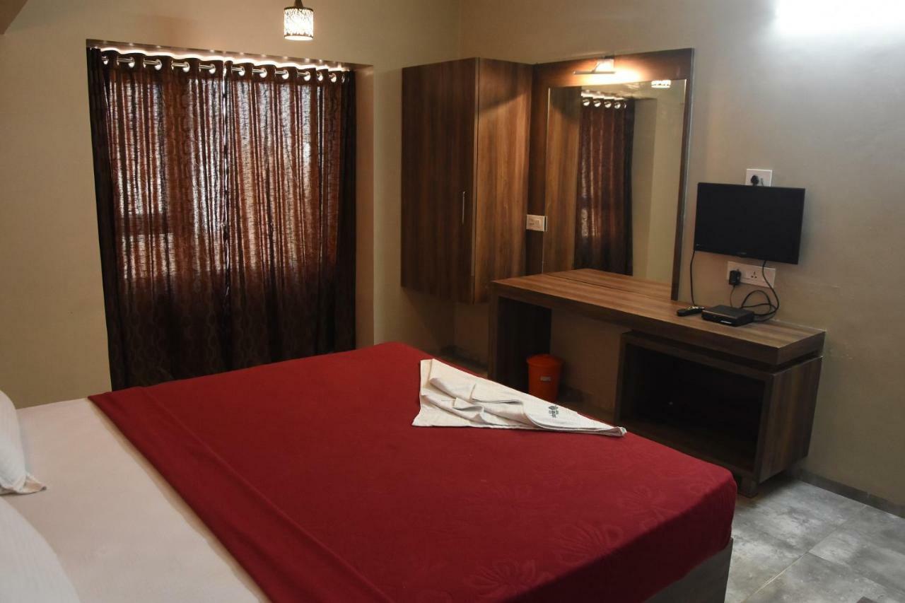 Hotel Vrindavan Deluxe Колхапур Экстерьер фото